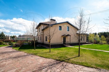 Коттедж 750 м² на участке 45 соток, ИЖС, КП «Солнечная Поляна» &mdash; RY Estate